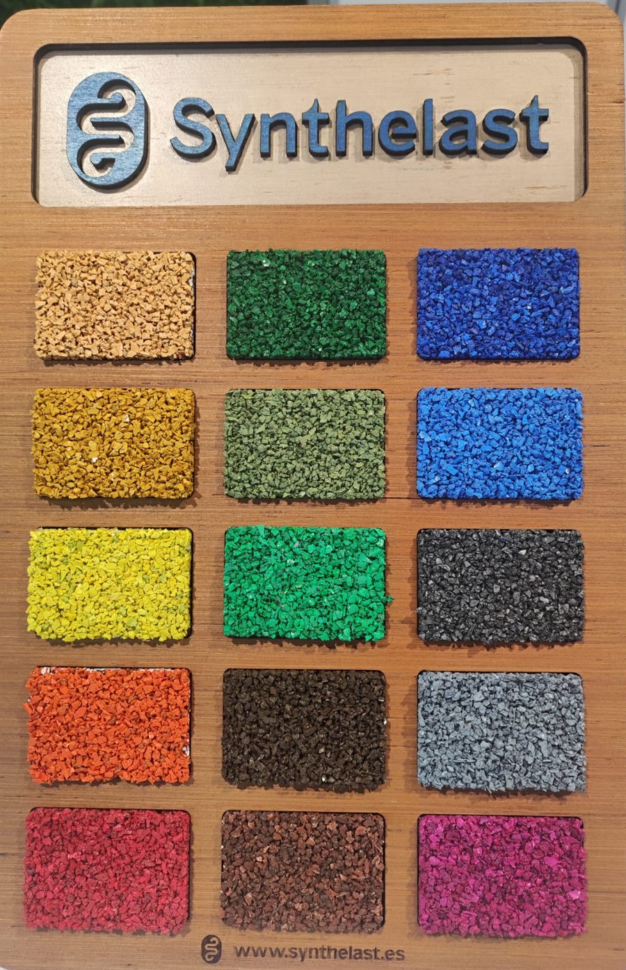 Panel de muestras físico de Synthelast con quince granulados de color